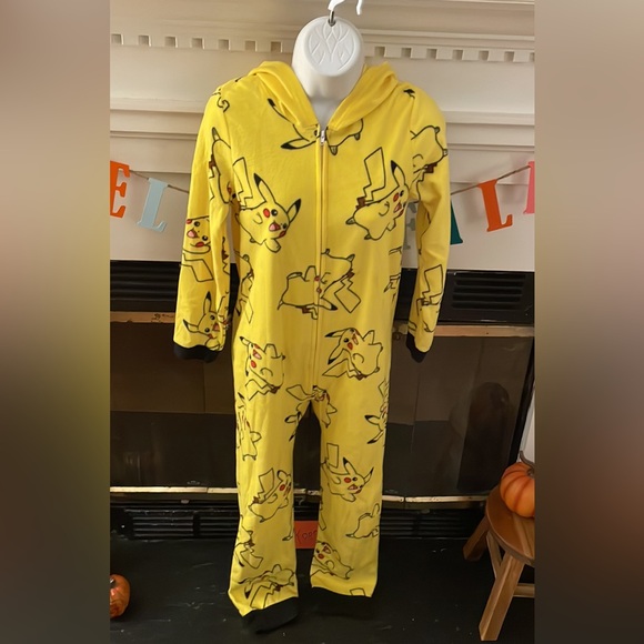 POKÉMON PIKACHU PAJAMAS/ONESIE SIZE LARGE 12/14 WOMEN/KIDS? - Picture 1 of 4